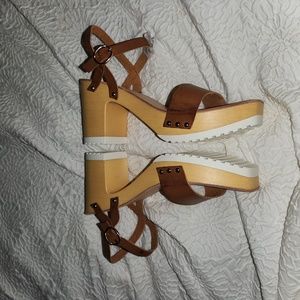 Madden Girl S. 11 Faux Brown Leather Tan Faux Wood & White Rubber Trim Clogs